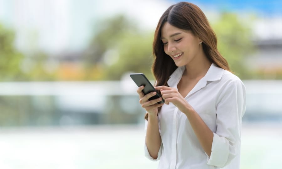 How to Speak to Women Online The Best Openers